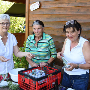 Vorbereitung der Goldhaubenfrauen