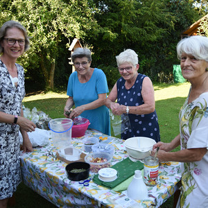 Vorbereitung der Goldhaubenfrauen