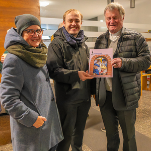 Jakob Haijes übergibt an Bischof Manfred Scheuer den druckfrischen Weihnachtspfarrbrief, links Susanne Lammer