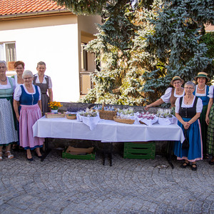 Goldhaubenfrauen mit fertigen Produkten