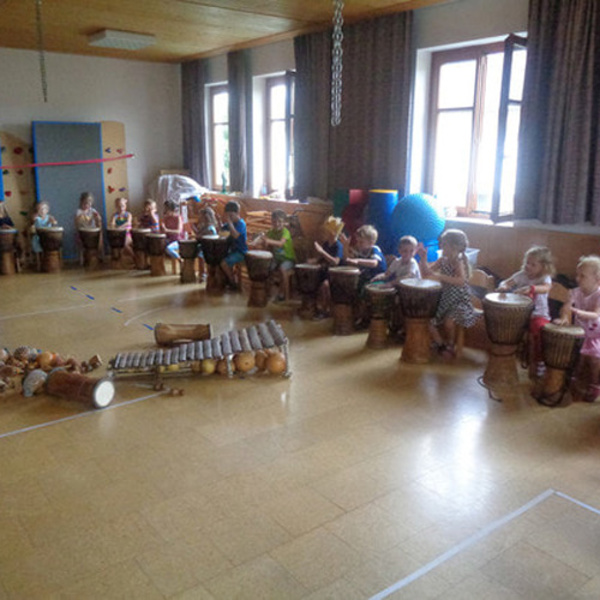 Nigeria-Woche und Trommelworkshop / © Pfarrcaritaskindergarten Hartkirchen Nigeria-Woche und Trommelworkshop