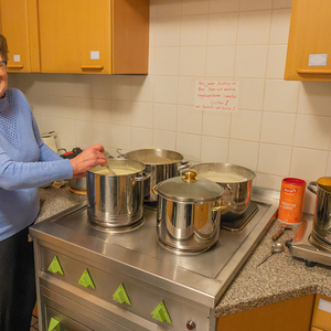Vorbereitungen für das Fastensuppenessen durch die Frauen der KFB Kirchdorf