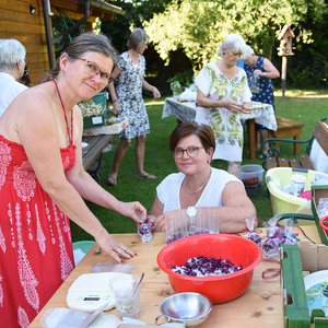 Vorbereitung der Goldhaubenfrauen